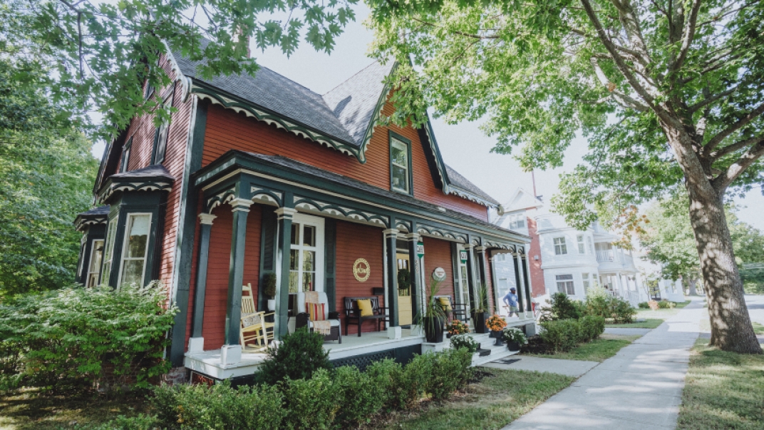 Image of the exterior of the Quartermain House B&B. A stately, Victorian looking house.