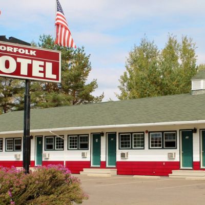 norfolk motel and sign with Canada and US flags 
