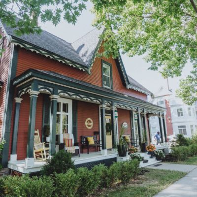 Image of the exterior of the Quartermain House B&B. A stately, Victorian looking house.