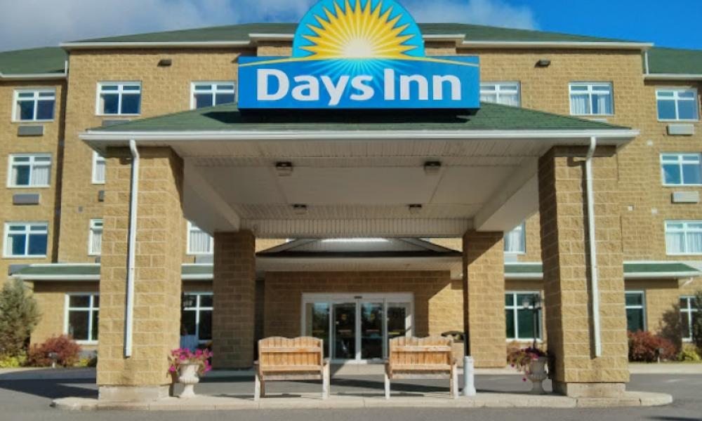 days inn building with the days inn logo