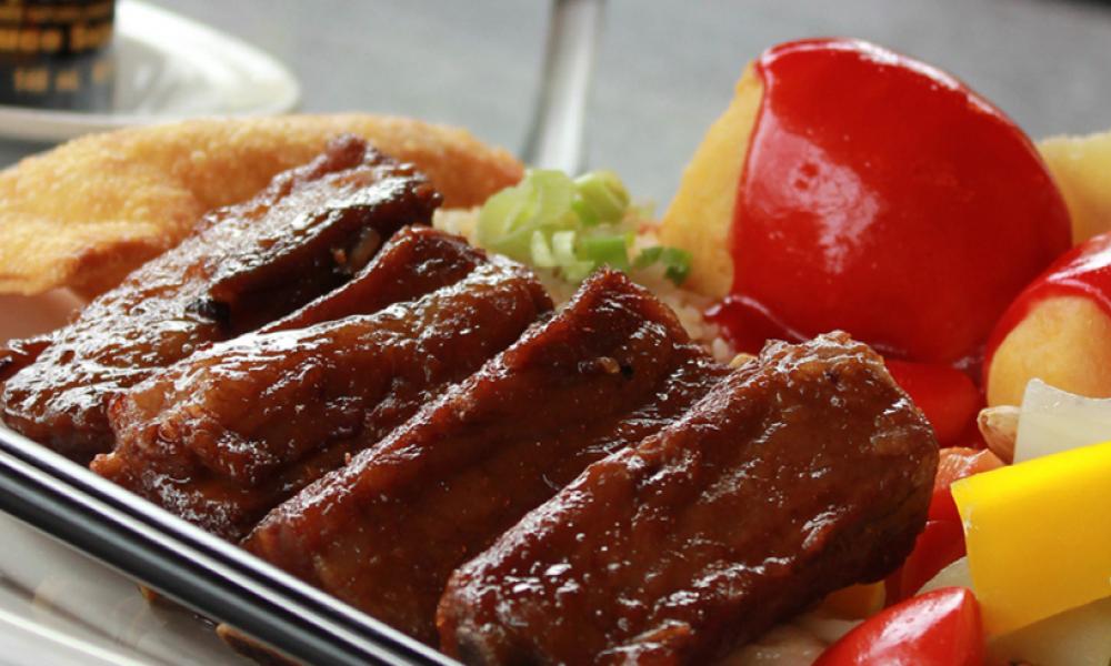 saucy ribs on a tray